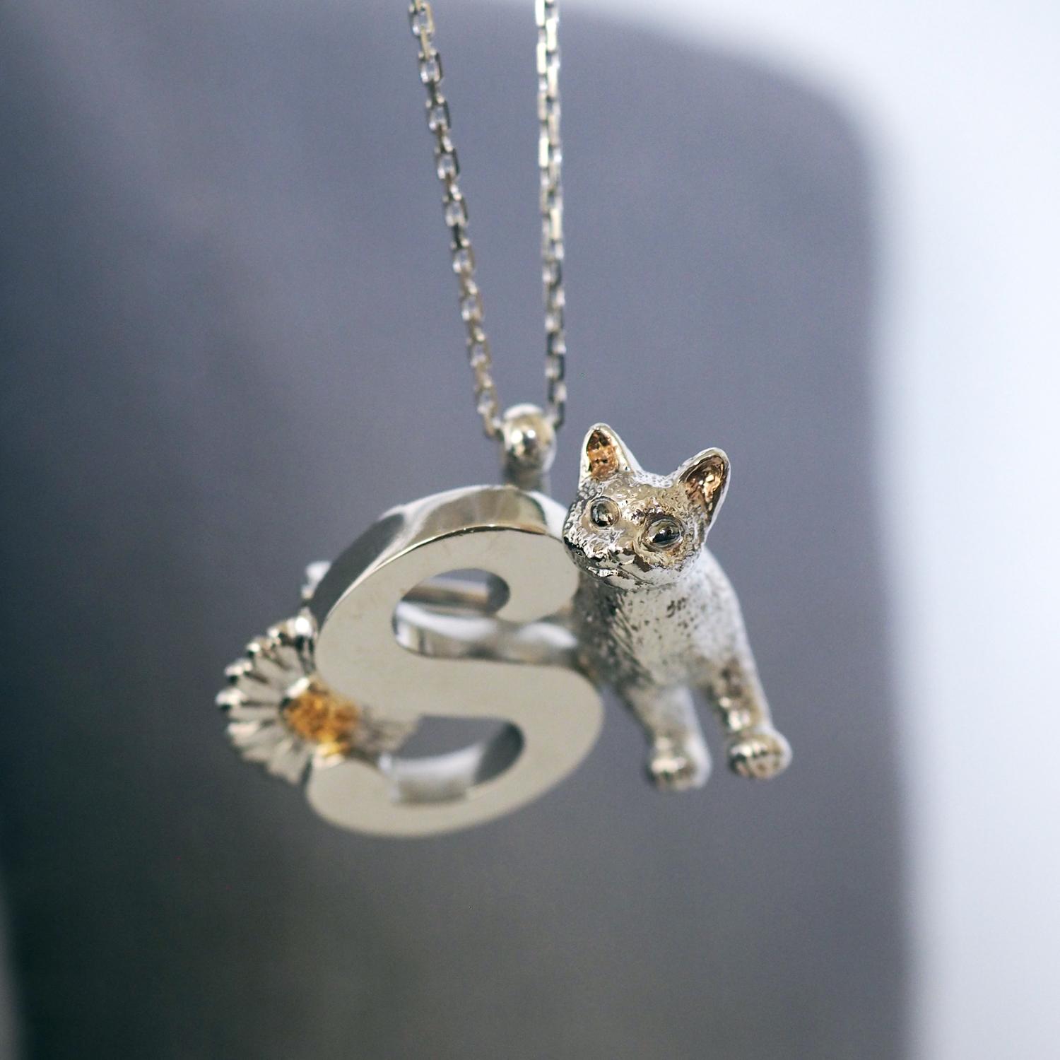 【2way】猫とデイジーのイニシャルSブローチペンダントトップ | 8枚目