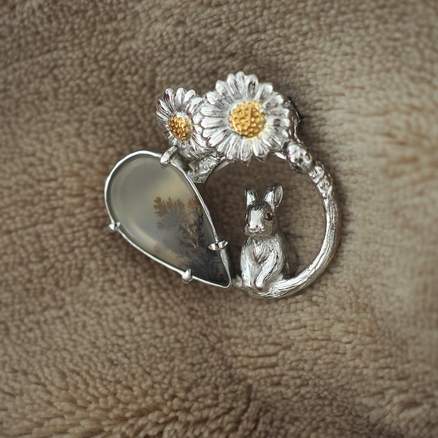 【2way】2輪のデイジーとうさぎの庭園 ブローチペンダントトップ(デンドリティックアゲート) | 4枚目