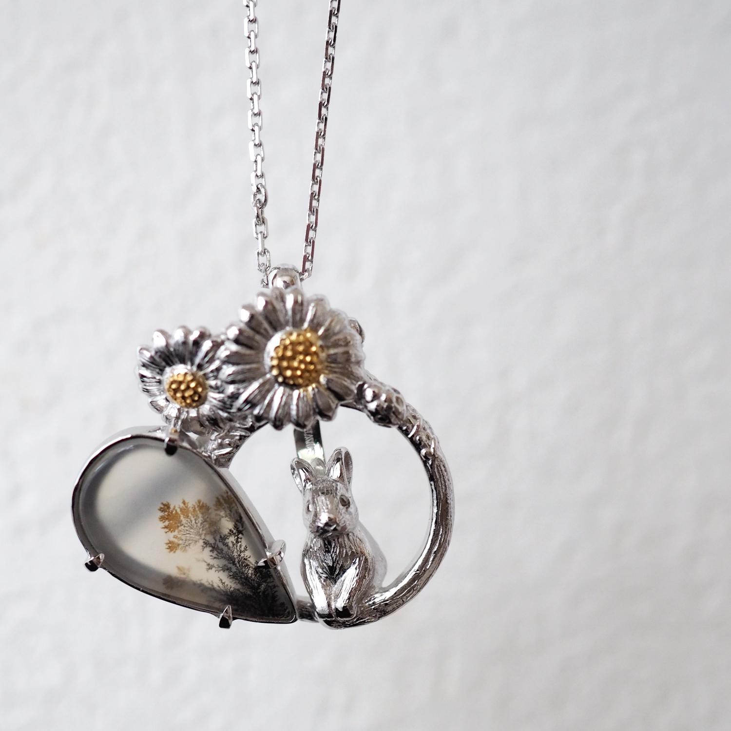 【2way】2輪のデイジーとうさぎの庭園 ブローチペンダントトップ(デンドリティックアゲート) | 5枚目