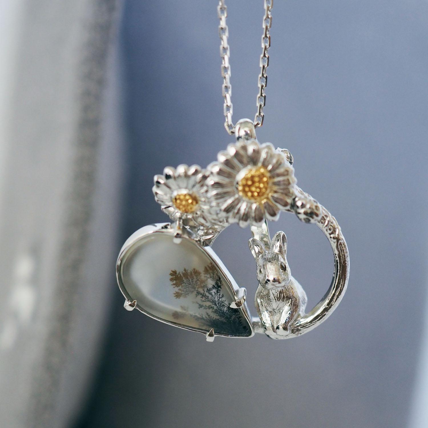 【2way】2輪のデイジーとうさぎの庭園 ブローチペンダントトップ(デンドリティックアゲート) | 6枚目