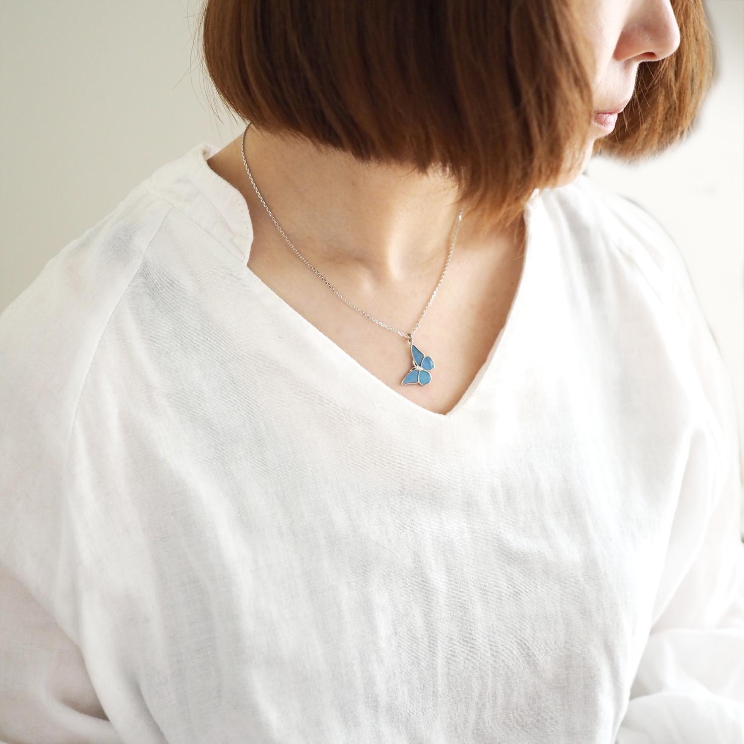 モルフォ蝶の小さなペンダント ななめ | 4枚目